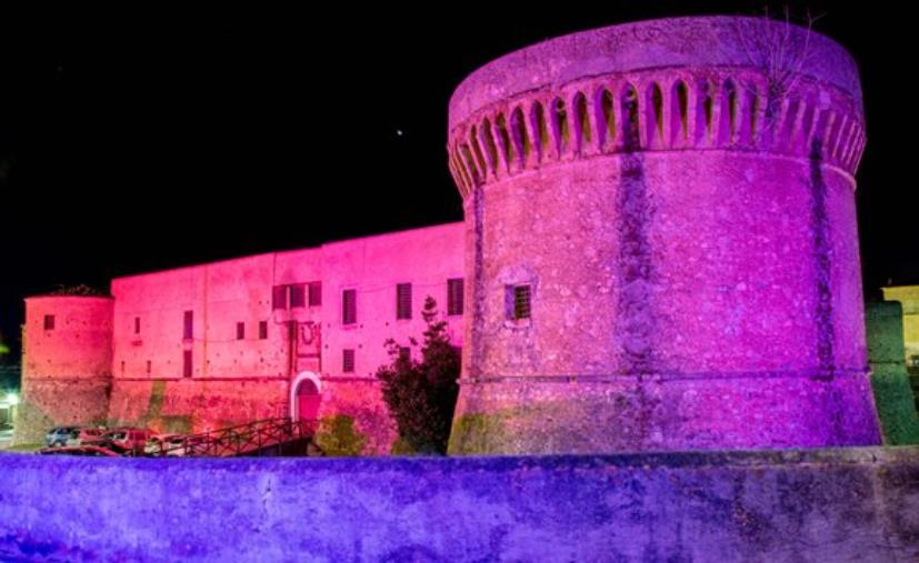 Verso il Giro d'Italia, il Castello Aragonese illuminato di rosa a Castrovillari