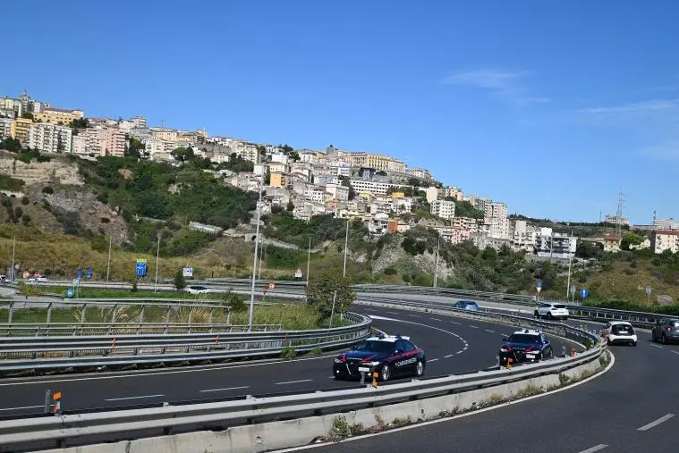 Piovono calcinacci da una palazzina, traffico deviato in Viale De Filippis 