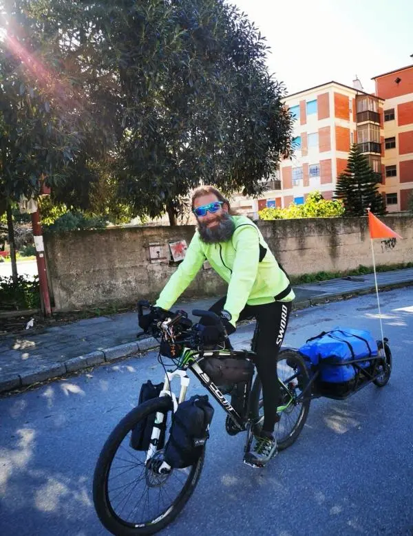 Il ciclista solitario Claudio Cavallo ha fatto tappa a Gerace