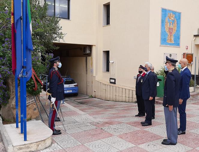 images Una corona d'alloro e le note del "Silenzio": la Questura di Crotone commemora i Caduti 