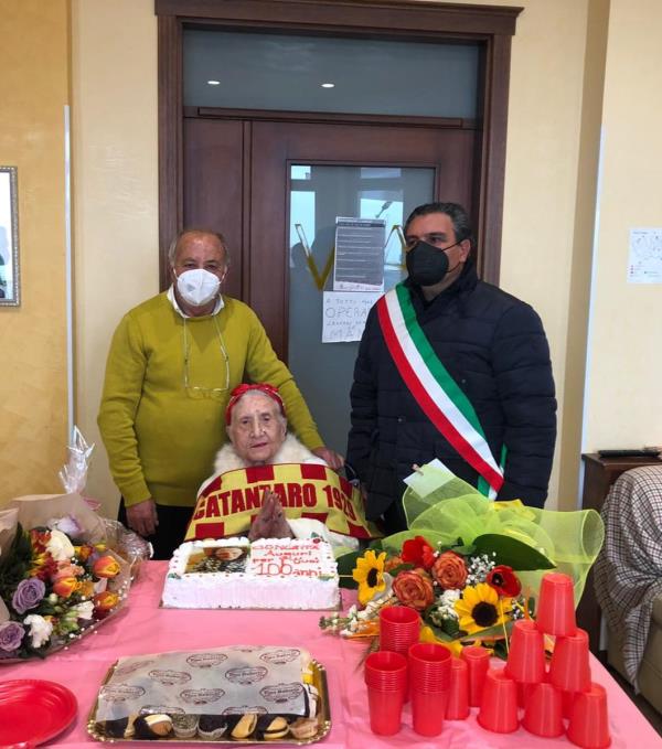 images Catanzaro, compleanno giallo rosso per i primi 100 anni di Concetta Cosentino a Tiriolo
