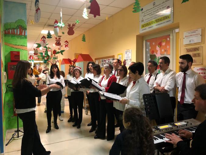 images Natale in musica nel reparto di Pediatria dell’Ospedale Annunziata di Cosenza con il Coro Polifonico “Mater Dei”