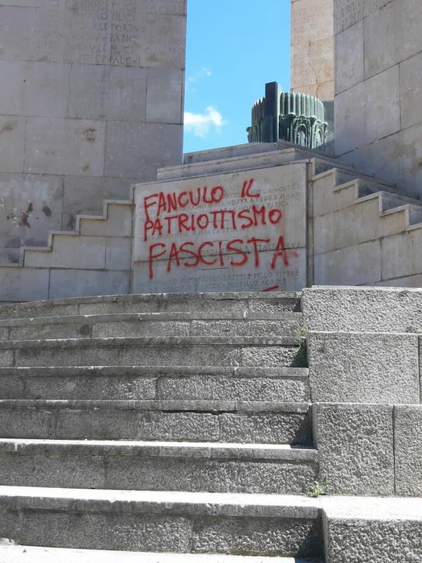 I militanti di CasaPound ripuliscono il Monumento ai Caduti a Cosenza