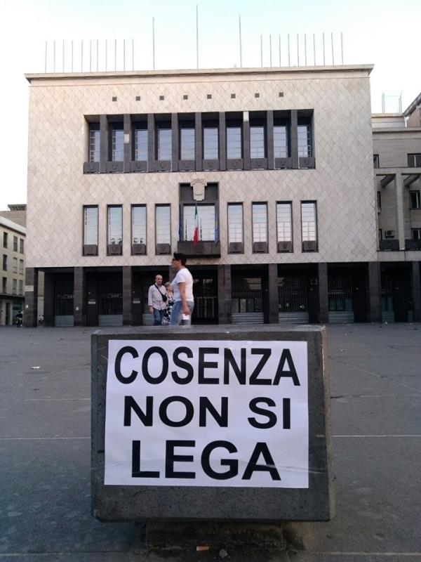 Protesta anti Salvini a Cosenza, #siamoVittoria: la protesta è social (VIDEO)