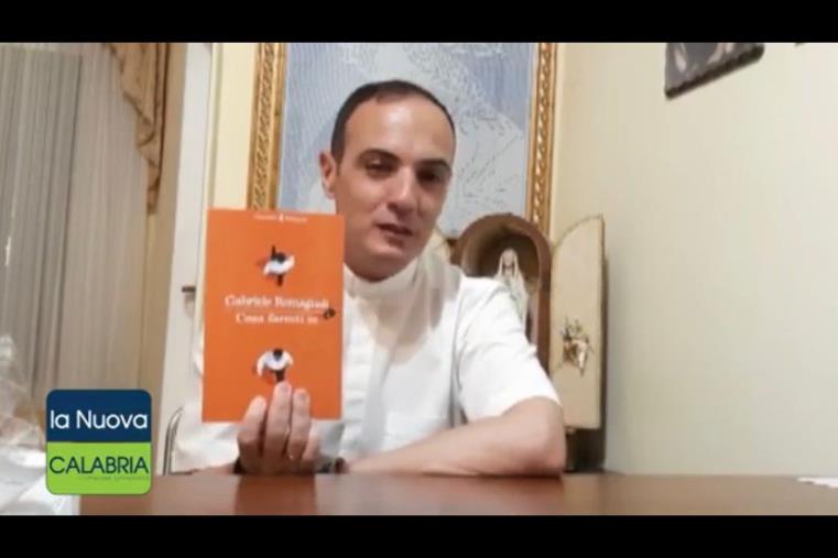 Don Francesco Cristofaro presenta la prima edizione di "Un libro nel borgo" a Simeri Crichi

