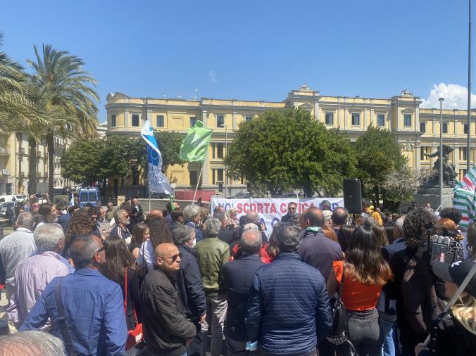 images Manifestazione in solidarietà di Gratteri: giovani, bandiere e associazioni in piazza a Catanzaro 