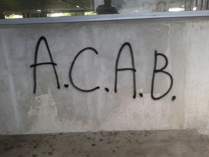 images “Acab” sul muro della caserma dei carabinieri di Scilla: aperte le indagini 