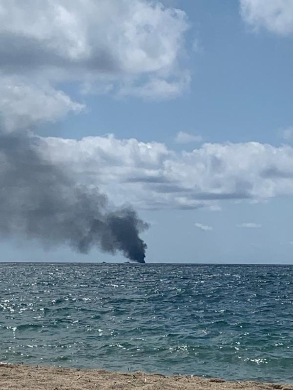 images Natante in fiamme a mare a 'Le Castella' (VIDEO)