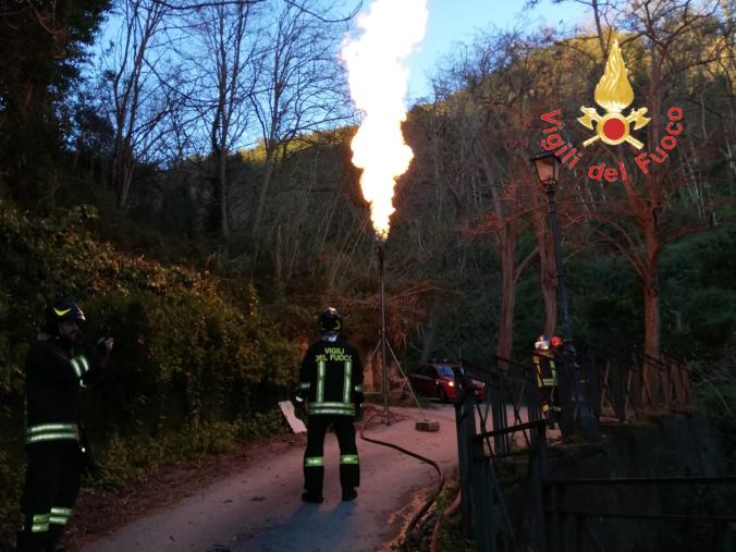 Lamezia Terme, crolla un muro vicino ad un serbatoio di benzina: vigili del fuoco ripristinano la situazione 