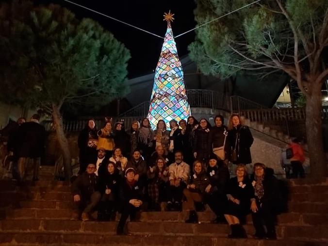 images Pentone, l’albero dei record lavorato all’uncinetto da oltre 100 persone 