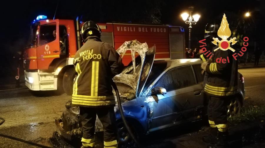 images Vigili del fuoco in azione per l’incendio di un’automobile a Lamezia Terme 