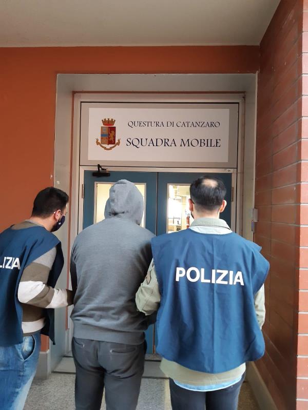 images Spaccio di marijuana a Catanzaro: tre denunce della Polizia 