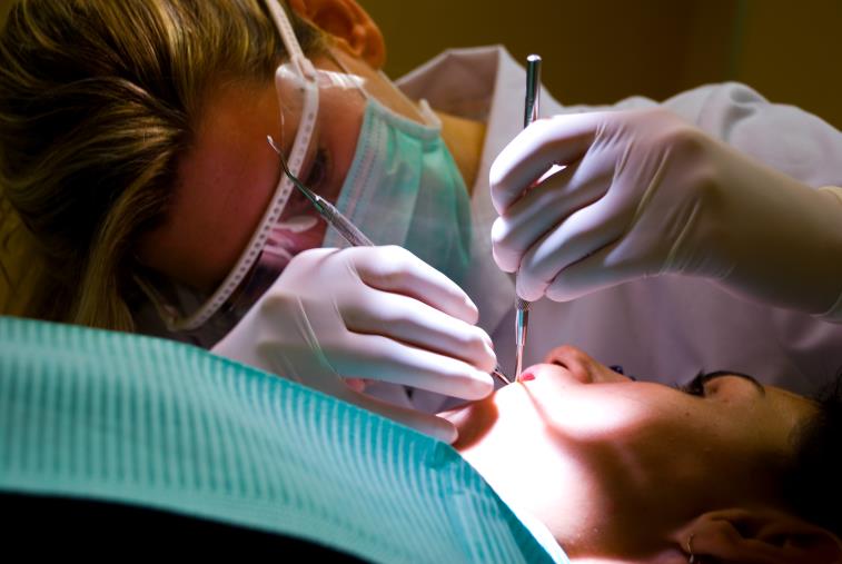 Cosenza, scoperto un falso dentista: sequestrato lo studio 