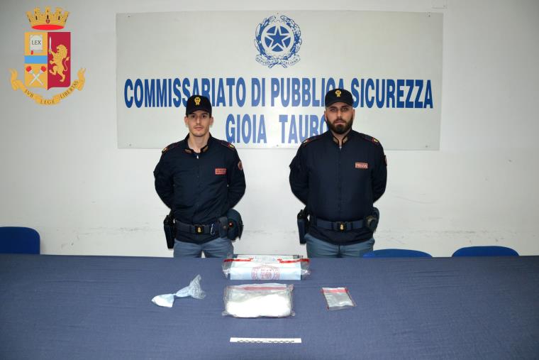 Arrestato un agente della polizia penitenziaria a Lamezia Terme con mezzo chilo di cocaina in auto