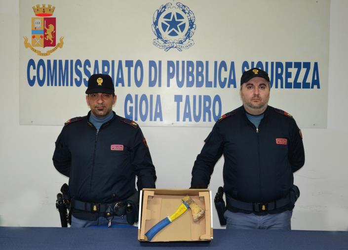 images Dopo una lite con i vicini cerca di colpire un passante con un'accetta: arrestato dalla Polizia di Gioia Tauro