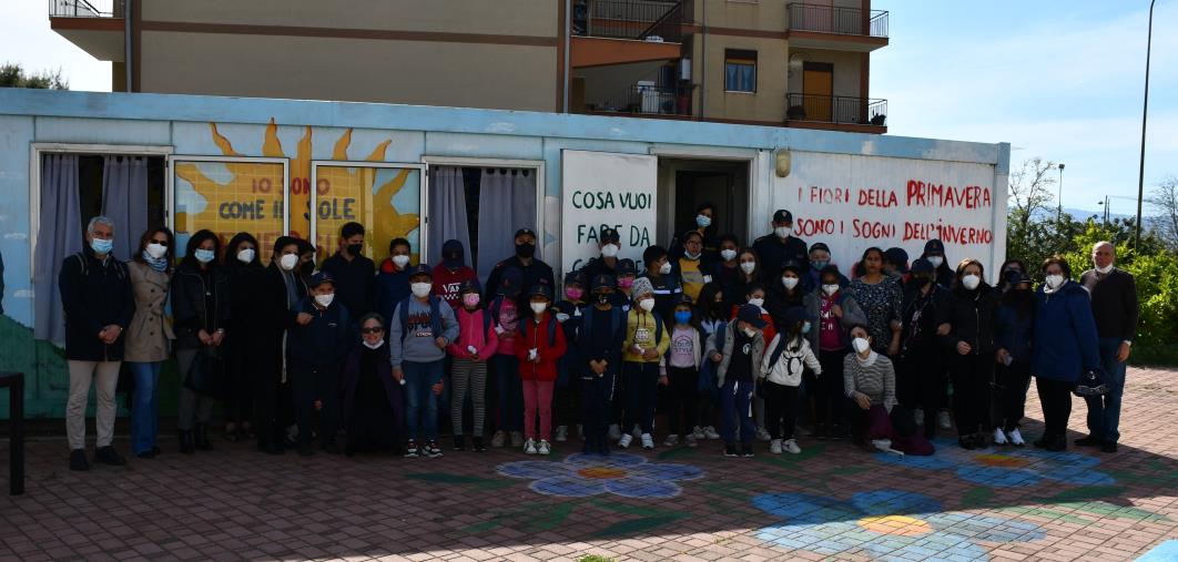 images La polizia di Frontiera di Reggio dona le uova di Pasqua ai bimbi dell'associazione “Il Seme della Speranza” 