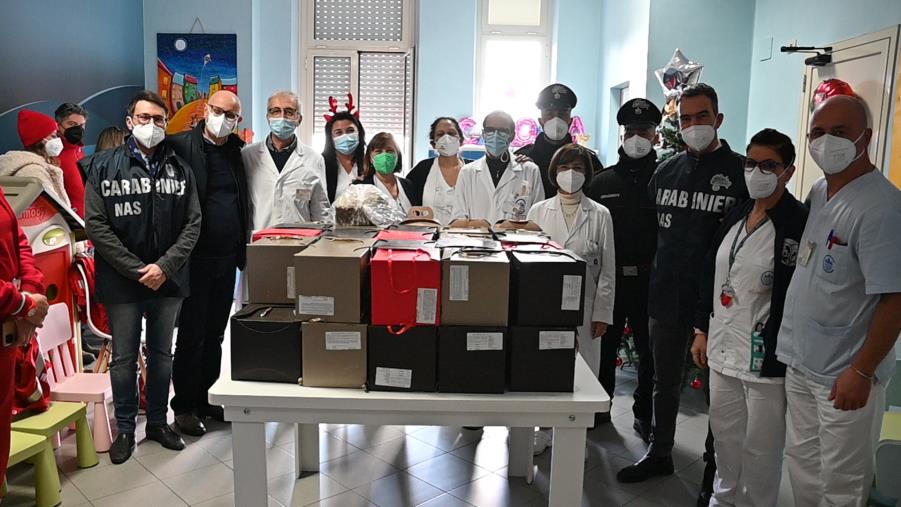 images I carabinieri del Nucleo Antisofisticazioni e Sanità di Catanzaro donano i panettoni al reparto di pediatria oncologia del presidio “De Lellis”