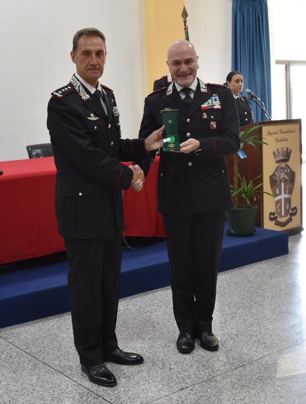 images Dieci lustri di carriera militare: premiati 34 carabinieri con la medaglia Mauriziana 