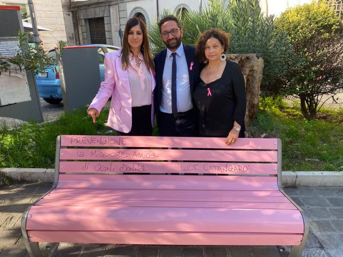 images Inaugurata la panchina rosa a Catanzaro nel mese della prevenzione per il tumore al seno