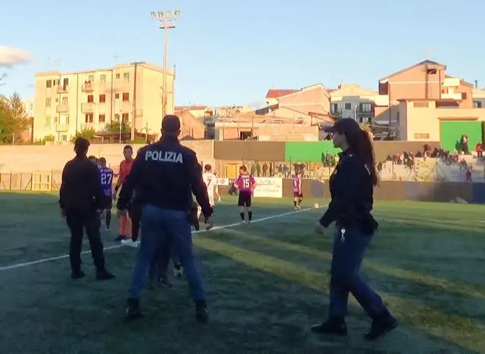 Fanno a botte in campo: emessi 3 Daspo a Gioia Tauro per condotte violente allo stadio