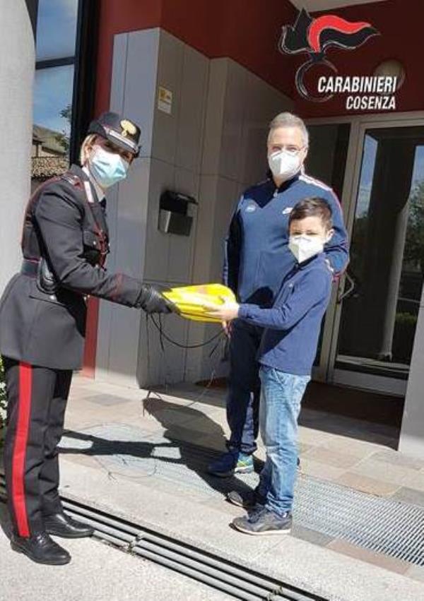 images Prosegue la solidarietà dei carabinieri di Cosenza ai cittadini. Donati tablet per la formazione a distanza a 60 alunni del Comprensivo “Gullo”

