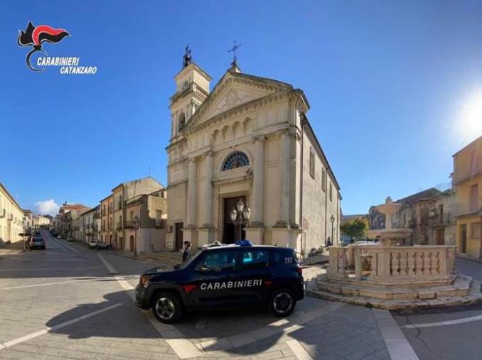 images Girifalco. Entra nella chiesa di San Rocco e ruba nella cassette delle offerte: denunciato un 31enne