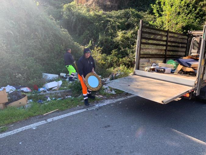 Catanzaro, ripulita la discarica a cielo aperto in via Corrado Alvaro