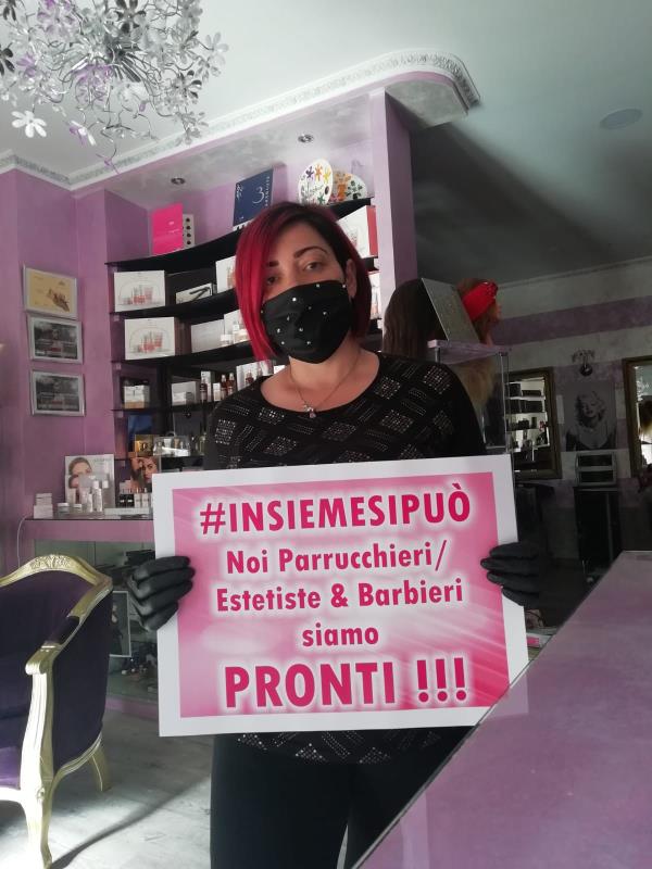 images Donatella Carchidi, l'hair stylist calabrese che aderisce ad #Insiemesipuò, per dire con parrucchieri ed estetisti di tutta Italia: "Siamo pronti a riaprire"