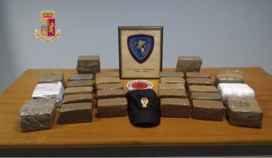 images Lungo l’Autostrada A/2 con oltre 19 chilogrammi di droga, arrestato dalla Polizia 