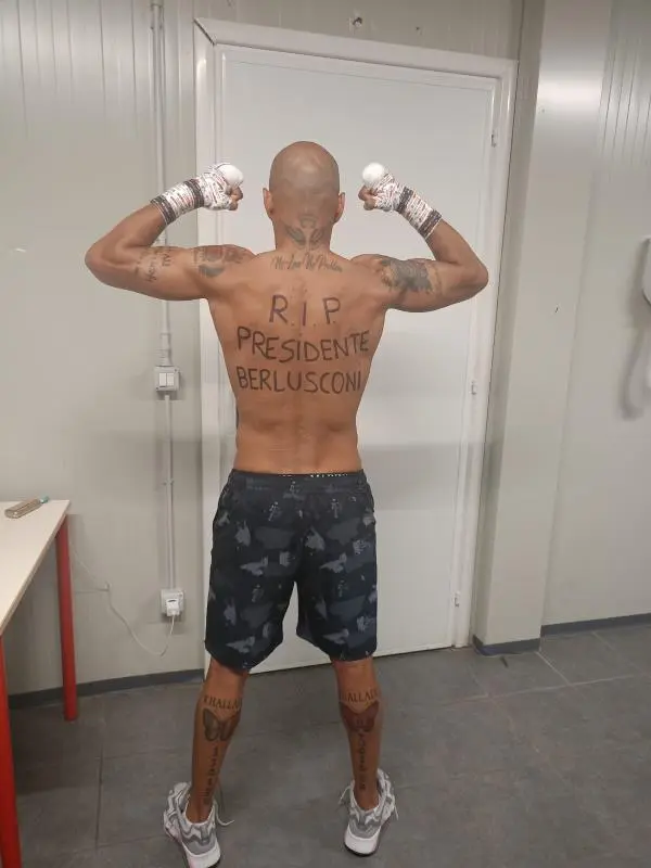 images L’atleta tunisino Khalladi si tatua il nome di Silvio Berlusconi sulla schiena 