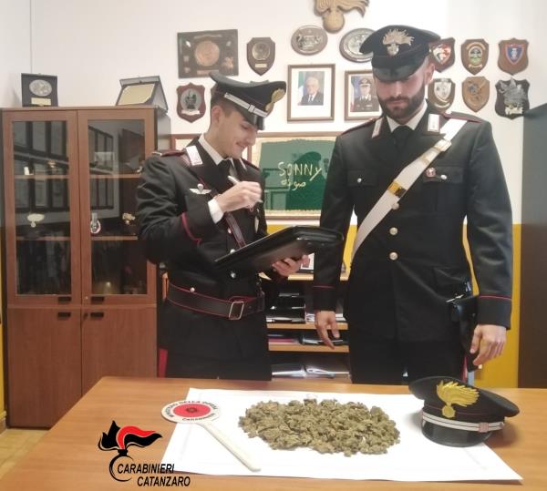 images Catanzaro. Visita allo zio per portargli la marijuana: 2 arresti a Santa Maria