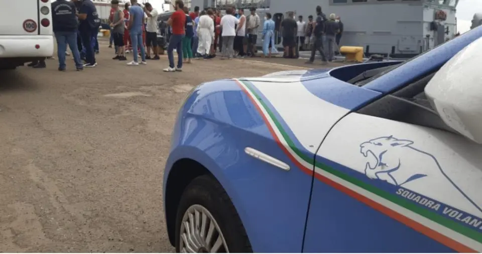 Crotone, sbarco di 487 migranti: arrestato un egiziano di 34 anni