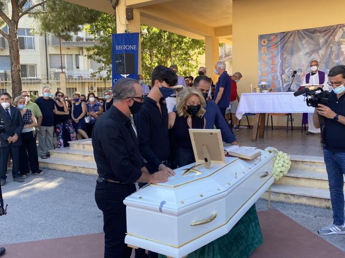 images Addio a Simona: in migliaia al funerale della 20enne di Soverato tra lacrime e rabbia (VIDEO)