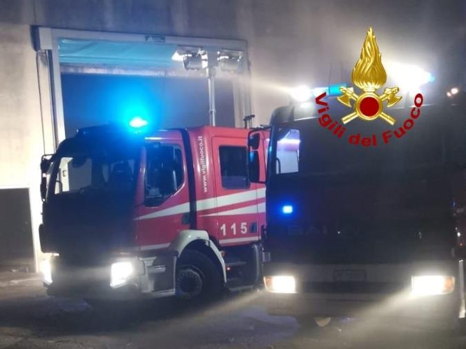 images Incendio in un’azienda di trattamento di rifiuti a Lamezia Terme: in fiamme parte della copertura del capannone 