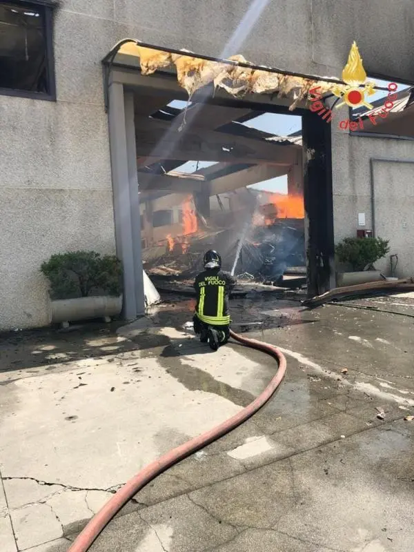 images Montalto Uffugo, in fiamme un capannone: distrutto tutto il materiale 