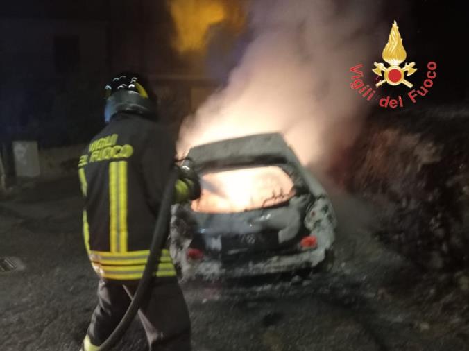images San Sostene, in fiamme un'auto: non si escluda nessuna pista 