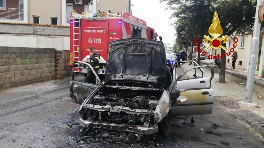 images Catanzaro. Auto in fiamme a Vico stretto: macchina distrutta ma conducente in salvo 