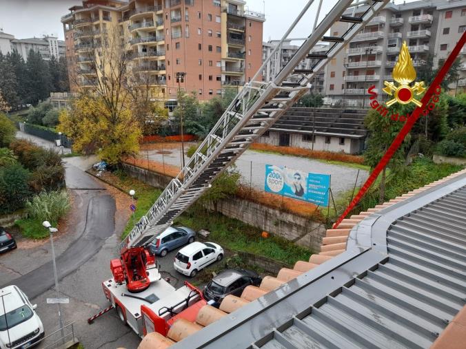 images Incendio in uno stabile di Cosenza: tetto distrutto ma nessun ferito 