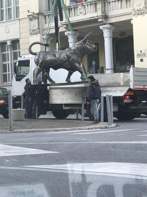 images “Vitulus” sotto sfratto, il Codacons chiede al Comune che l’opera venga regalata alla città 