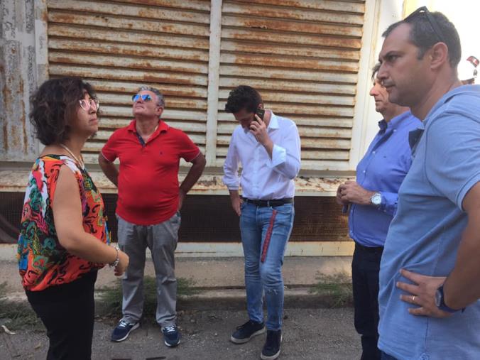 images Per un giorno sul tetto della centrale Enel di Corigliano-Rossano, il disoccupato sospende la protesta