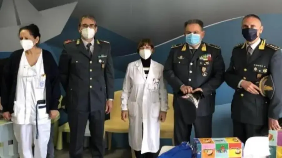 Catanzaro, il Comandante Provinciale della Finanza visita l'oncologia pediatrica del "Pugliese"