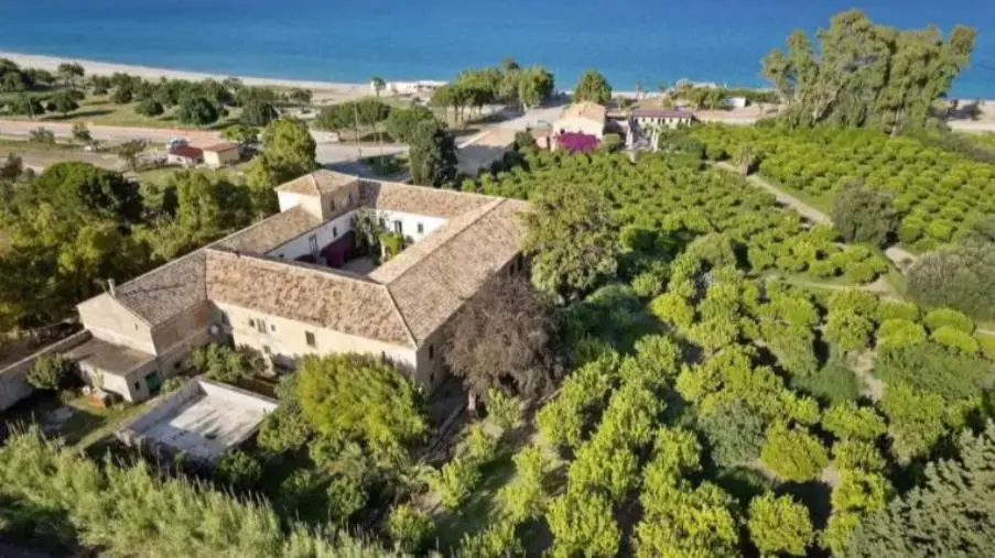 images Lettera a Tito, significati sociali della messa in vendita della Villa-Tenuta dei baroni Pàparo al mare di Badolato