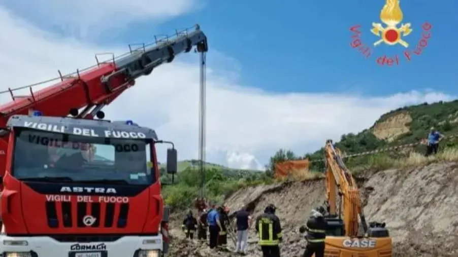 images Crolla muro di contenimento in un cantiere nel Cosentino: muore giovane operaio 