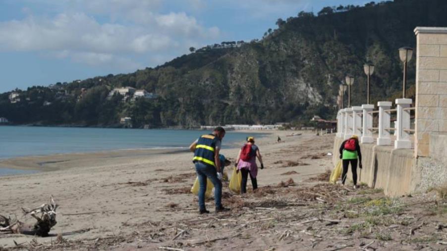 images L'associazione "La Rete" torna a pulire la spiaggia di Squillace: ritrovo il 26 dicembre   