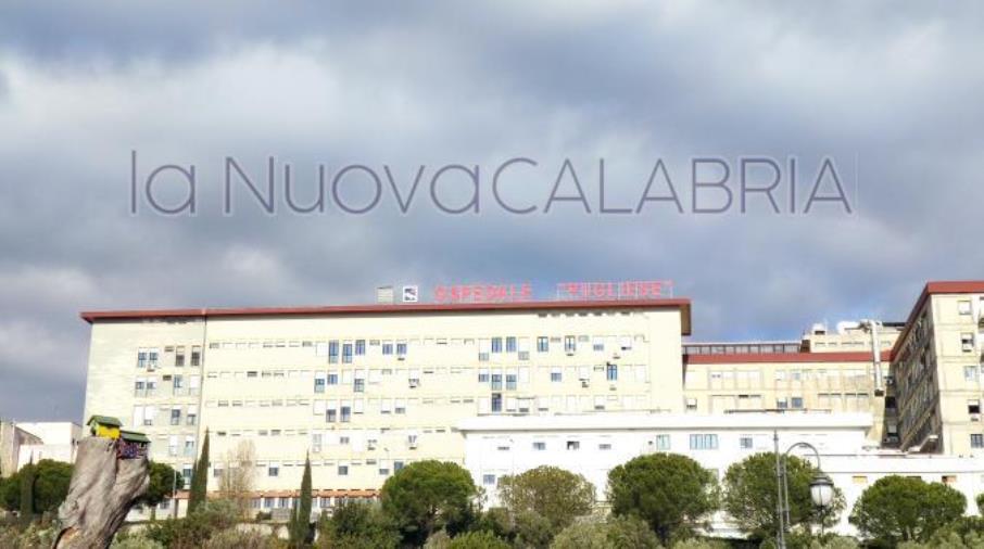 images Dopo la tragedia della piccola Ginevra, i genitori abbracciano Nicolò Domenico appena nato al Pugliese