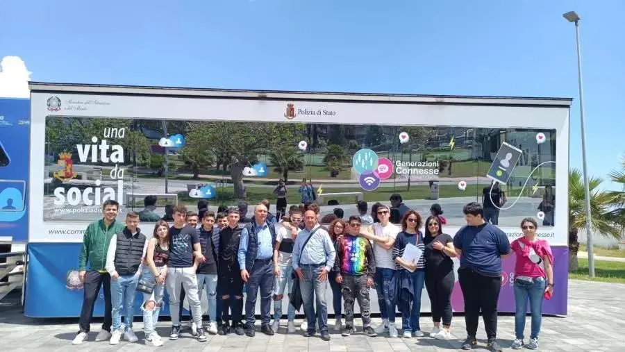 A Chiaravalle Centrale gli studenti dell’I.I.S “Ferrari” studiano l'educazione civica all’aperto 