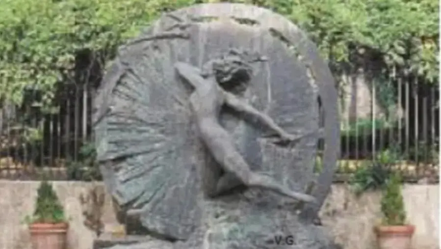 Restaurata a Polistena la Ruota della fortuna, la statua in bronzo di Giuseppe Renda