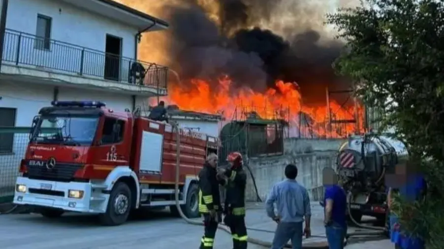 images A fuoco la Servizi Ecologici di Contrada Canicella nel Cosentino: ieri era toccato alla discarica di Cassano