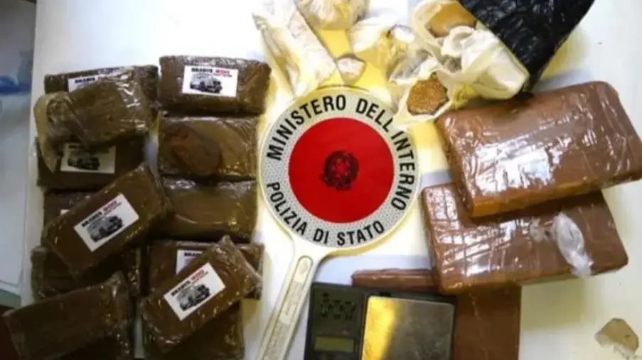 Crotone, armi nascoste in un passeggino e sequestro di oltre circa quattro chili di droga: due arresti