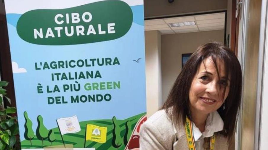 images Cropani, l’assessore Maria Borrelli consegna personalmente la delibera contro il cibo sintetico